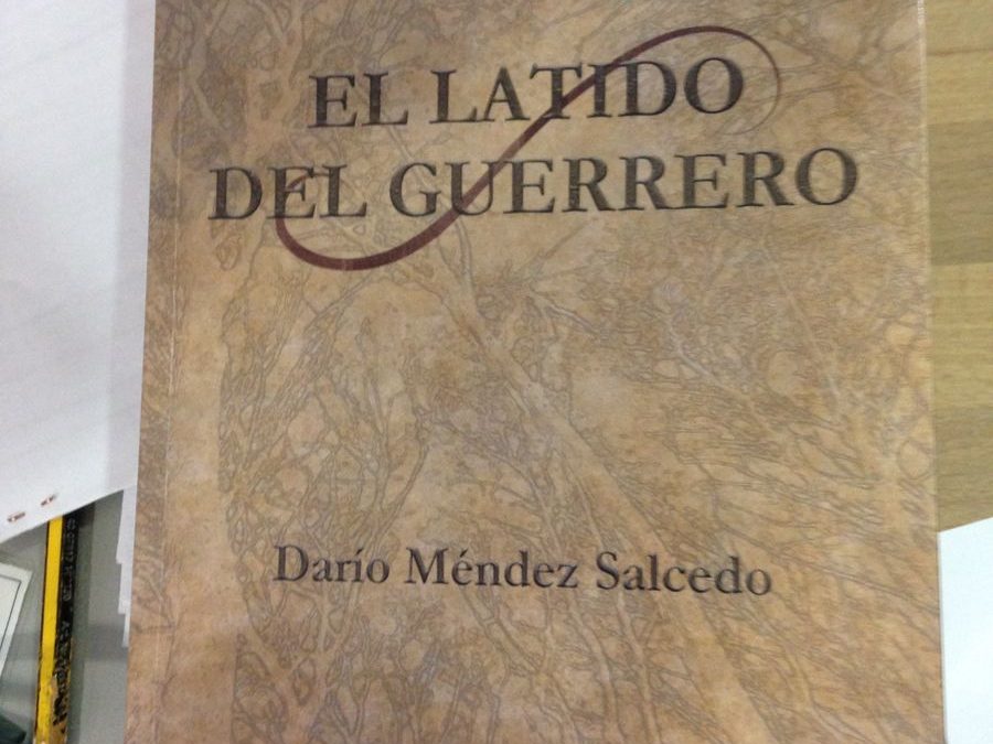 Darío Méndez, antiguo alumno, visita la biblioteca escolar