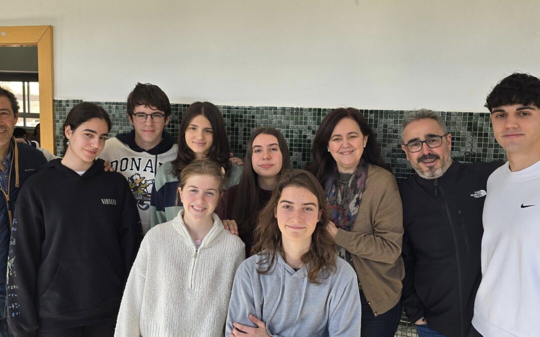 Enhorabuena participantes Olimpiadas UGR.Química (1º y 3º), Física (4º) Economía